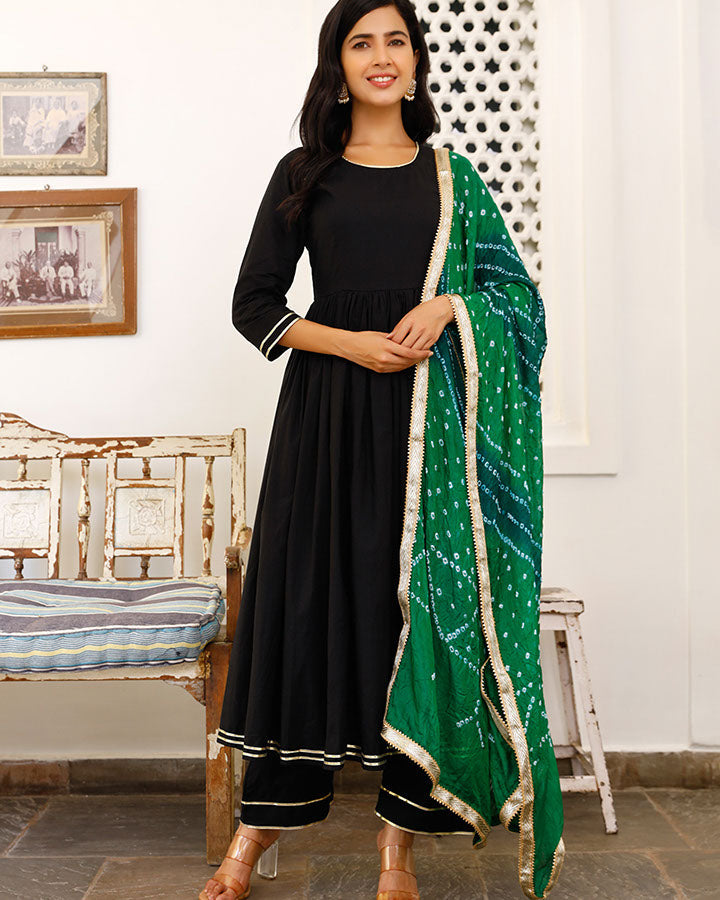 Black Kurta With Green Dupatta | Ambraee Ambraee Black Kurta With Green Dupatta | Ambraee Ambraee