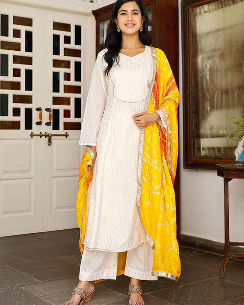 Cream brocade kurta and pants with bandhani dupatta- Set Of Three by  Empress Pitara | The Secret Label